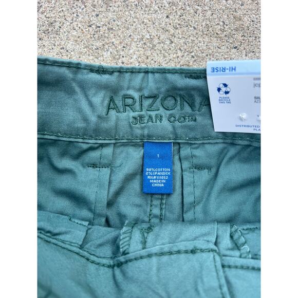 NEW Arizona Teal Pleated Front Cuffed Hem Hi-Rise Utility Cargo Shorts Size 1 - Picture 3 of 5